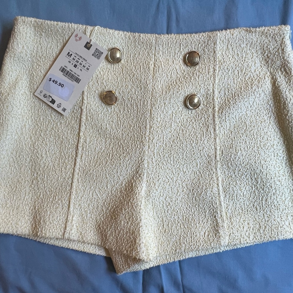 STRUCTURED SHORT SLEEVES BLAZER AND TEXTURED SHORT WITH GOLD BOTTONS - Picture 3 of 7